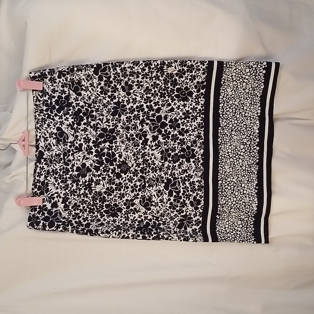Margaret M Navy and white flowered skirt knee length  size S.